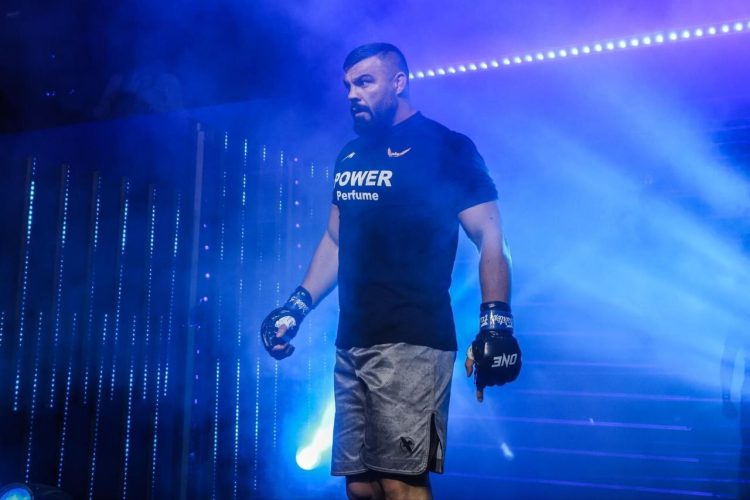 شکست علیاکبری در راند نخست؛ گرفتار در خاک